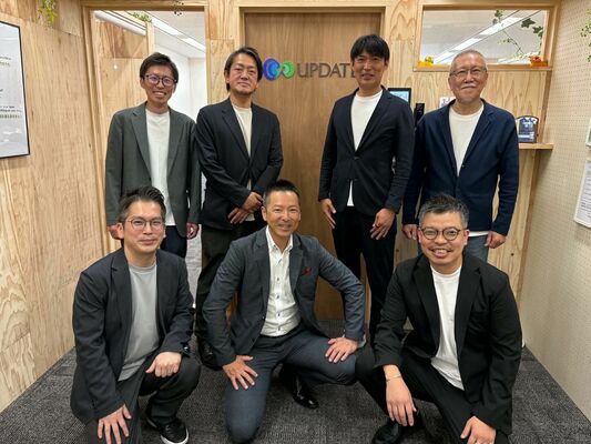 資本業務提携を締結したアップデートの和気社長（後列右から２人目）とユナイトアンドグロウの須田社長（前列中央）