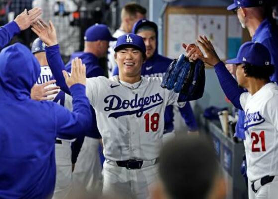 　メッツ戦の７回を投げ終え、ベンチで迎えられるドジャース・山本＝ロサンゼルス（共同）