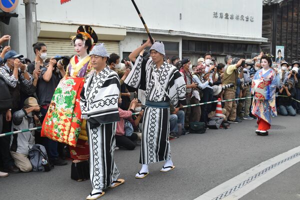 嘉右衛門町伝統的建造物群保存地区を練り歩く花魁などの出演者たち