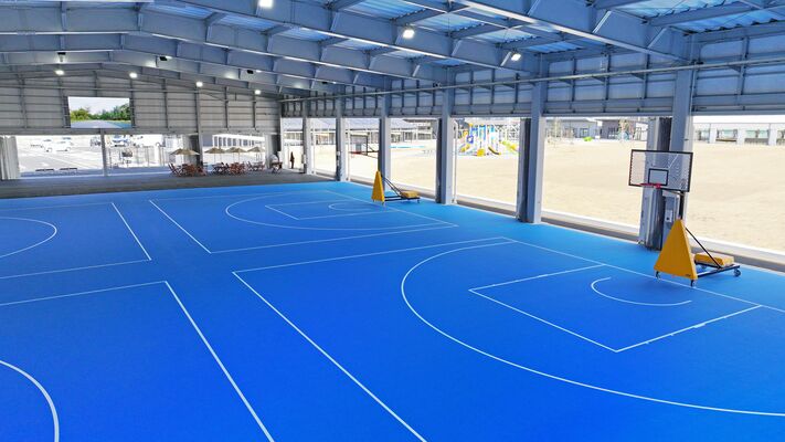 ４面の３ｘ３コートと巨大モニターを備えた屋根付きの多目的広場＝16日午前11時35分、宇都宮市下平出町、磯真奈美撮影