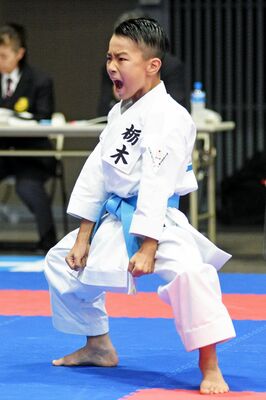 男子形６年　神川（兵庫）－中野（一友会伊藤道場）３位決定戦　気合が入った形を披露する中野