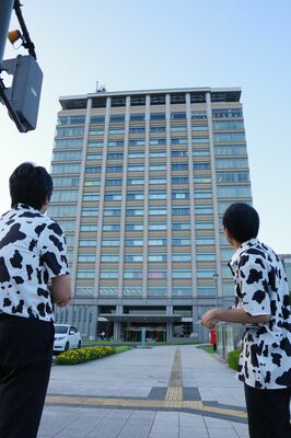 県庁舎に浮かび上がった乳牛の顔＝２日午後６時５分、県庁