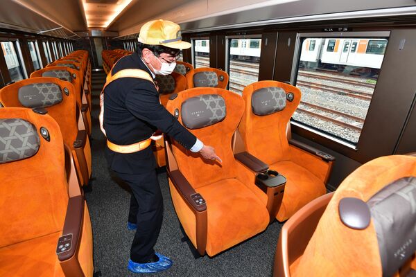 電動リクライニングや読書灯を備える２号車のプレミアムシート＝16日午前、久喜市北広島（超広角レンズ使用）

