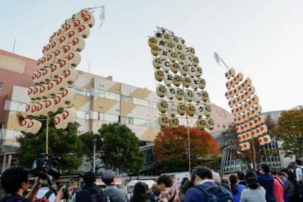 　「東京デフリンピック」の成功を願い披露された「竿灯まつり」＝１４日、東京都渋谷区