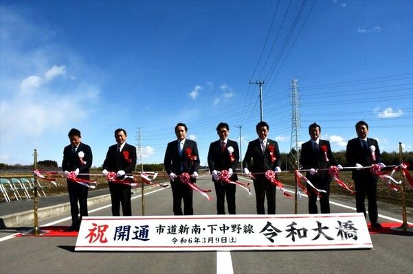 テープカットをする渡辺市長（中央）ら