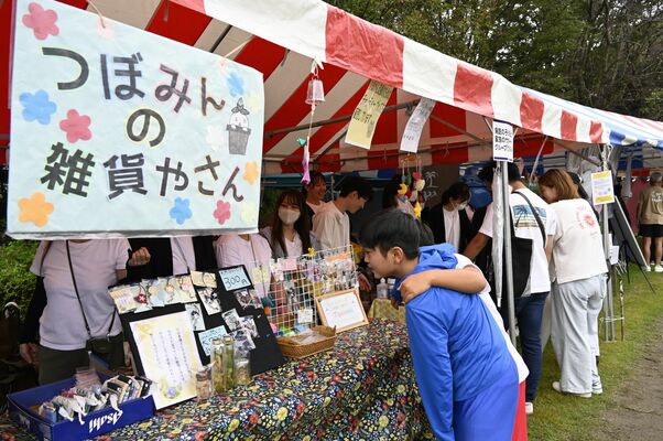 がんの支援・啓発イベントで手作り雑貨などを販売する「つぼみ」のメンバー＝９月、壬生町国谷