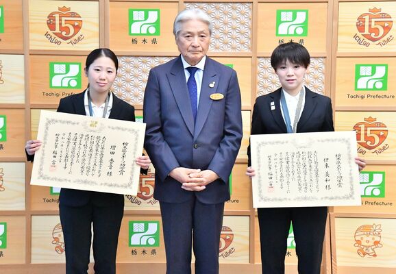 県スポーツ功労賞を受賞した東京デフリンピックサッカー女子日本代表の伊東(右)と増田(左)=県庁