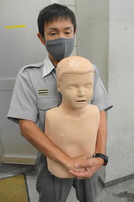 １歳以上なら握りこぶしをへその少し上に当てて斜め上に突き上げる「ハイムリック法」も有効だ