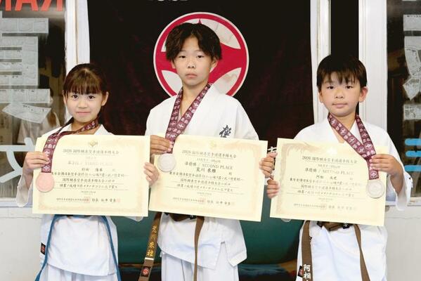 準優勝だった阿相（右）、荒川（中央）、３位の杉田（左）