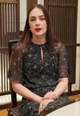 インタビューに答えるウクライナの人権団体CCLのオレクサンドラ・マトイチュク氏=バンコク(共同)