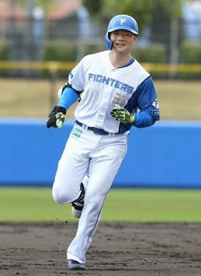 　楽天との練習試合で本塁打を放ち、笑顔で塁を回る日本ハム・清宮幸＝名護