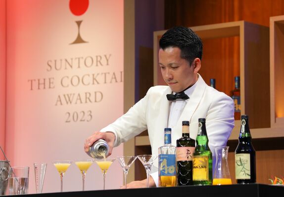 最終選考会で腕前を披露する山野井さん＝21日午後、東京都港区