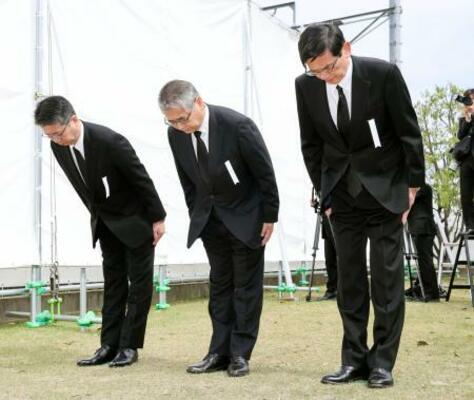 　尼崎ＪＲ脱線事故から２１年となり、事故発生時刻に合わせて黙とうするＪＲ西日本の倉坂昇治社長（中央）ら＝２５日午前９時１８分、兵庫県尼崎市（代表撮影）