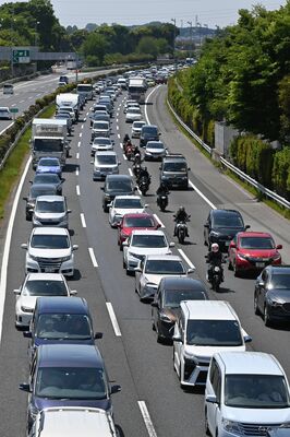 ゴールデンウイーク後半が始まり、渋滞する東北自動車道下り線＝2023年５月３日午前10時40分、宇都宮市宝木本町