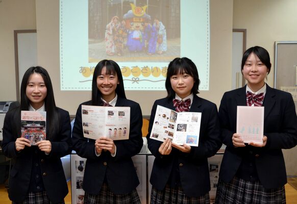 マップを手にするエスキース隊の（左から）堀越さん、竹田さん、佐藤さん、半田さん