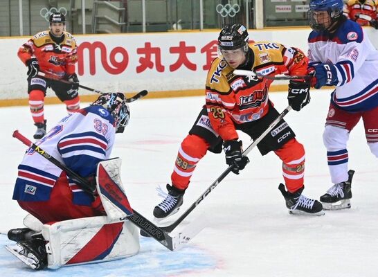 第2ピリオド、バックスのFW伊藤(右から2人目)が攻め込む=長野市ビッグハット(バックス提供)