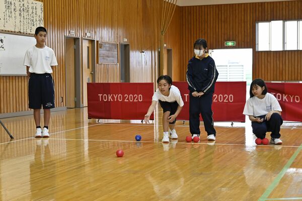 ボッチャの練習に取り組む金田南中マルチスポーツ部の部員
