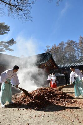 恒例の落ち葉たきを行う神職ら