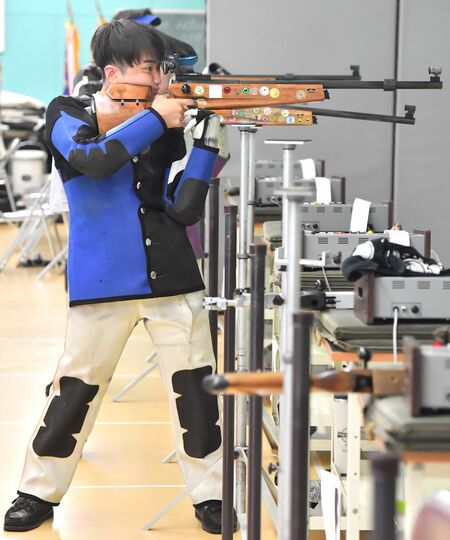 男子ビームライフル個人を制した真岡北陵の小林＝真岡北陵高ライフル射撃場、伊藤慧撮影