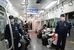 電車内で警戒する鉄道警察隊員ら＝18日朝、ＪＲ宇都宮駅