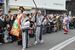 嘉右衛門町伝統的建造物群保存地区を練り歩く花魁などの出演者たち