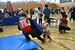 ボールを抱えて思い切りタックルする参加者