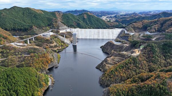湛水開始から１年が経ち、水をたたえる南摩ダム
