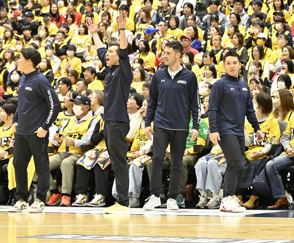 16日の千葉Ｊ戦第２クオーター８分、審判への判定にブレックスのコロネル監督が両手を挙げて抗議＝日環アリーナ栃木、加藤竜矢撮影