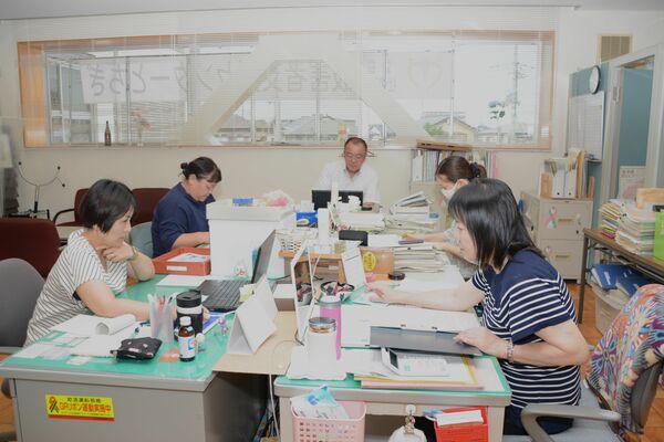 被害者支援センターとちぎで業務を行う柴田事務局長(中央奥)ら=24日午後、宇都宮市桜4丁目