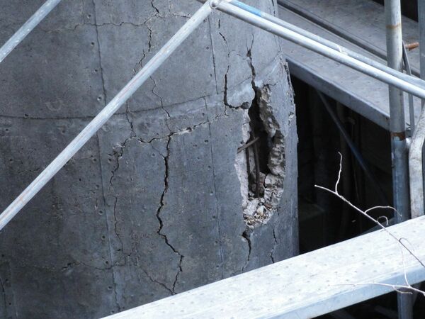 ひびが幾重にも入り、一部は崩れた釜場の煙突。後に撤去された（井上清吉商店提供）