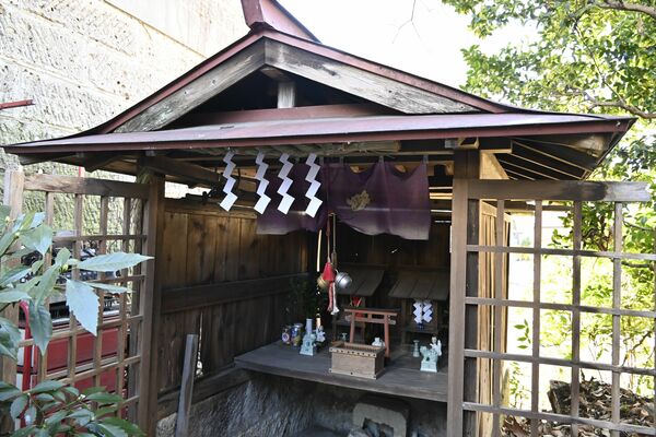 栄町の住宅地にある長柄稲荷。火伏せの神としてヘビが祭られている