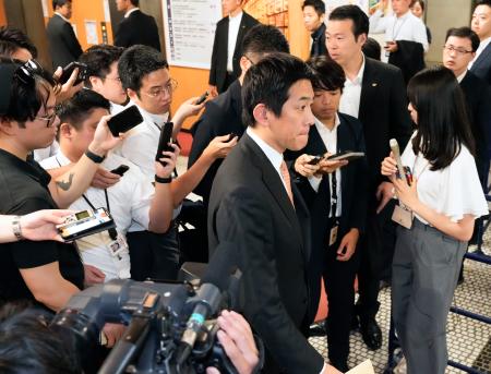 　２日、自民党本部を出る小林元経済安保相＝東京・永田町