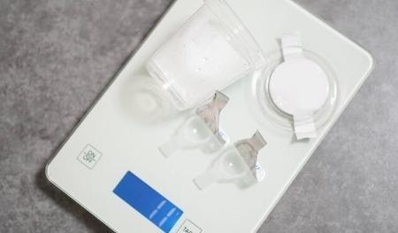 　プリンとコンタクトレンズのプラごみ。ちょっとかわいく見えてきた＝筆者提供