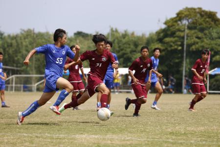 　「ミンションやまざき」のサッカー場で試合をする高校生＝８月、茨城県神栖市