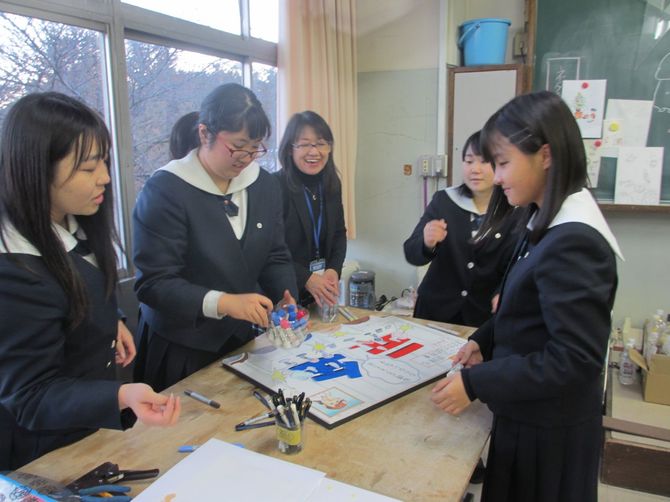 テーマに沿ってのネタ作り、背景・小物・人物など分担で作画。その絵を1枚のキャンパスにどう表現するのか。宮本教諭(真ん中)の指導の下、制限時間内に仕上がるように練習をしたそうです。