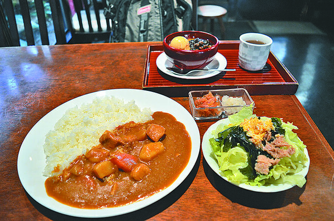 カレーライスBセット。サラダ、クリームあんみつ(甘味選択可)、お茶付き