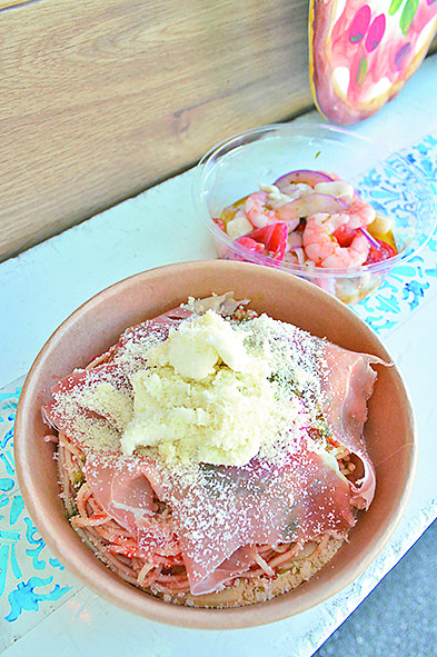 生ハムの塩味、モッツァレラチーズのクリーミーさがトマトソースの酸味とマッチ