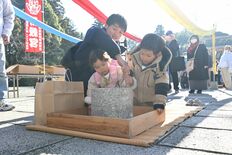 宇都宮・護国神社で「大晦日そば」　コメ奉納し、年越しそば受け取る