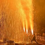 夜空を赤く、熱く照らす炎　益子で「手筒花火」　８メートルの火柱、観客魅了