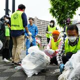 栃木駅周辺をきれいに　「ごみ清掃芸人」とごみ拾い