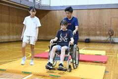 小学生が障害を疑似体験