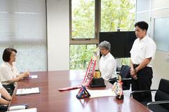 優勝の栃商中浦 県教育長に報告