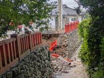 大雨で宗像大社の欄干崩れる