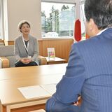 日光市地域おこし協力隊の新メンバー長谷川さんが市長にあいさつ「建築の経験やネットワーク生かす」