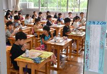 学校再開、給食は黙々と　下野
