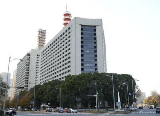 　警視庁（手前）＝東京都千代田区