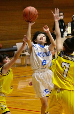 女子2次リーグBブロック JBCガールズ-ELKS戦 第3クオーター5分、JBCガールズ・飯村美がシュート=TKCいちごアリーナ