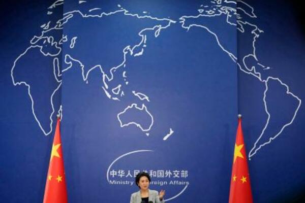記者会見する中国外務省の毛寧報道局長=7日、北京(共同)