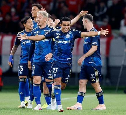 　町田―浦和　前半、先制ゴールを決め、喜ぶ町田・エリキ（手前）＝ＭＵＦＧ国立