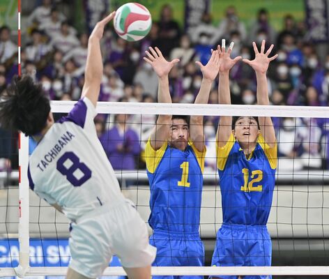 第２セット、ブロックしようと懸命に跳ぶ足大付の相田（左）と野口＝東京体育館